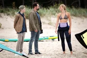 Oskar (Joey Altmann, l.) und Leon (Daniel Fehlow) mit der Kite-Surferin Lena (Amelie Arndt) Oskar (Joey Altmann, l.) und Leon (Daniel Fehlow) mit der Kite-Surferin Lena (Amelie Arndt)