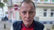Marco möchte seine Sucht behandeln lassen. In der Altonaer Heroinambulanz erhält er täglich Diamorphin, ein stark wirkendes Substitut. Diese Suchttherapie ermöglicht Marco ein halbwegs geregeltes Leben. Auch Kumpel Mark sucht hier Hilfe. Marco möchte seine Sucht behandeln lassen. In der Altonaer Heroinambulanz erhält er täglich Diamorphin, ein stark wirkendes Substitut. Diese Suchttherapie ermöglicht Marco ein halbwegs geregeltes Leben. Auch Kumpel Mark sucht hier Hilfe.
