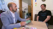 Christian ist wegen seiner finanziellen Schulden wieder bei seinen Eltern eingezogen. Seine Mutter Erika bereut jedoch die Aufnahme ihres Sohns bereits nach wenigen Wochen. Macht es für Schuldnerberater Max Postulka (l.) überhaupt noch Sinn, an dem Fall weiter zu arbeiten? In Berlin-Oberschöneweide wird es ernst und der Gashahn endgültig zugedreht. Christian ist wegen seiner finanziellen Schulden wieder bei seinen Eltern eingezogen. Seine Mutter Erika bereut jedoch die Aufnahme ihres Sohns bereits nach wenigen Wochen. Macht es für Schuldnerberater Max Postulka (l.) überhaupt noch Sinn, an dem Fall weiter zu arbeiten? In Berlin-Oberschöneweide wird es ernst und der Gashahn endgültig zugedreht.