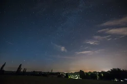 N&auml;chtliches Dorf mit Sternenhimmel.