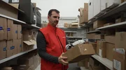 Mario Pieper alias Marco sucht passende Kartons für die Produkte. Mario Pieper alias Marco sucht passende Kartons für die Produkte.