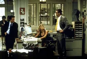 Dass sich Mike (Michael J. Fox, l.) mit dem Covergirl der "Sports Illustrated", Heidi Klum, angefreundet hat, sorgt bei Stacy (Jennifer Esposito, M.) und Randall (Barry Bostwick, r.) für Aufregung. Dass sich Mike (Michael J. Fox, l.) mit dem Covergirl der "Sports Illustrated", Heidi Klum, angefreundet hat, sorgt bei Stacy (Jennifer Esposito, M.) und Randall (Barry Bostwick, r.) für Aufregung.