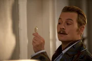 Eigentlich h&auml;tte Lord Mortdecai (Johnny Depp) mit seinen Schulden und dem Auftrag von Inspector Martland schon genug zu tun, doch sein neuer Schnurbart "Moustache" fordert immer wieder seine Aufmerksamkeit ...