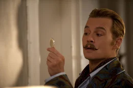 Eigentlich h&auml;tte Lord Mortdecai (Johnny Depp) mit seinen Schulden und dem Auftrag von Inspector Martland schon genug zu tun, doch sein neuer Schnurbart "Moustache" fordert immer wieder seine Aufmerksamkeit ...