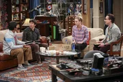 Wird beim neusten Klatsch und Tratsch auch Raj (Kunal Nayyar, l.) endlich mit der Sprache rausr&uuml;cken? Howard (Simon Helberg, 2.v.l.), Penny (Kaley Cuoco, 2.v.r.) und Leonard (Johnny Galecki, r.) sind gespannt ...