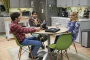 Der stolze Howard (Simon Helberg, l.) will Kumpel Raj (Kunal Nayyar, M.) von seinem neuen Spielzeug begeistern, nachdem er bei seine Frau Bernadette (Melissa Rauch, r.) auf gro&szlig;e Abneigung gesto&szlig;en ist ...