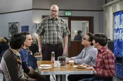 W&auml;hrend Raj (Kunal Nayyar, l.), Leonard (Johnny Galecki, 2.v.r.) und Howard (Simon Helberg, r.) Geologe Bert (Brian Posehn, M.) zu seiner Aufnahme im MacArthur Fellows-Programm gratulieren, schmollt Sheldon (Jim Parsons, 2.v.l.). Warum Bert und nicht er?