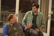 Fürchten um ihr Leben - denn Charlie ist nicht tot und sinnt auf Rache: Walden (Ashton Kutcher, r.) und Berta (Conchata Ferrell, l.) ... Fürchten um ihr Leben - denn Charlie ist nicht tot und sinnt auf Rache: Walden (Ashton Kutcher, r.) und Berta (Conchata Ferrell, l.) ...