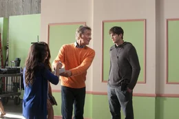 Adam (Ashton Kutcher, r.) wendet sich hilfesuchend an seinen Vater (Kevin Kline, 2.v.r), der ist jedoch schwer mit seinen Fans besch&auml;ftigt.