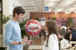 Emma (Natalie Portman, r.), eine viel besch&auml;ftigte &Auml;rztin, ist davon &uuml;berzeugt, das perfekte Arrangement zu treffen, als sie ihrem besten Freund Adam (Ashton Kutcher, l.) eine Beziehung mit nur einer Regel vorschl&auml;gt: keine Bedingungen. Doch kann das auf Dauer gutgehen?