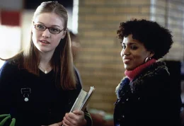 An der neuen Schule gelingt es Sara (Julia Stiles, l.) schon bald die Freundschaft Chenilles (Kerry Washington, r.) zu gewinnen. Eines Tages besuchen die beiden M&auml;dchen einen beliebten Treff in der Nachbarschaft ...