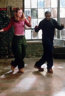 Langsam f&uuml;hrt Derek (Sean Patrick Thomas, r.) die Ballettratte Sara (Julia Stiles, l.) ans Hip-Hop-Tanzen heran. Schon bald teilt diese seine Leidenschaft ...