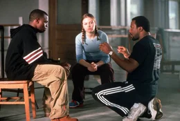 Regisseur Thomas Carter, r. mit seinen Hauptdarstellern Sean Patrick Thomas, l. und Julia Stiles, r. ...