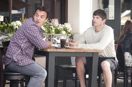 Adams (Ashton Kutcher, r.) Kupel Eli (Jake Johnson, l.) merkt sofort, dass zwischen Adam und Emma etwas mehr l&auml;uft als nur reine Freundschaft ...