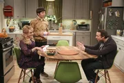 Während die werdenden Eltern Bernadette (Melissa Rauch, l.) und Howard (Simon Helberg, M.) sich auf ihr Baby freuen und die Entbindung immer näher rückt, fragt Stuart (Kevin Sussman, r.) die beiden plötzlich nach einem äußerst unpassenden Gefallen ... Während die werdenden Eltern Bernadette (Melissa Rauch, l.) und Howard (Simon Helberg, M.) sich auf ihr Baby freuen und die Entbindung immer näher rückt, fragt Stuart (Kevin Sussman, r.) die beiden plötzlich nach einem äußerst unpassenden Gefallen ...