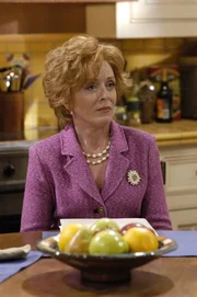 Unter Alkoholeinfluss kommen Charlie und Alan auf die Idee, sich endlich gegen ihre Mutter Evelyn (Holland Taylor) durchzusetzen ... Unter Alkoholeinfluss kommen Charlie und Alan auf die Idee, sich endlich gegen ihre Mutter Evelyn (Holland Taylor) durchzusetzen ...