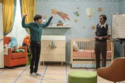 W&auml;hrend Penny und Leonard versuchen ihre Beziehungsproblemchen zu l&ouml;sen, haben Raj (Kunal Nayyar, r.) und Howard (Simon Helberg, l.) echte Probleme: Der Fu&szlig;boden quietscht ...