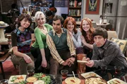 Um seine Frauenprobleme ein für alle Mal zu lösen, lädt Raj (Kunal Nayyar, 3.v.l.) seine Ex-Freundinnen Lucy (Kate Micucci, l.), Emily (Alessandra Torresani, 2.v.l.), Claire (Katie Leclerc, 3.v.r.) und Emily (Laura Spencer, 2.v.r.) ein, doch auch Howard (Simon Helberg, r.) kann nicht verhindern, dass das Ganze in einem Fiasko endet ... Um seine Frauenprobleme ein für alle Mal zu lösen, lädt Raj (Kunal Nayyar, 3.v.l.) seine Ex-Freundinnen Lucy (Kate Micucci, l.), Emily (Alessandra Torresani, 2.v.l.), Claire (Katie Leclerc, 3.v.r.) und Emily (Laura Spencer, 2.v.r.) ein, doch auch Howard (Simon Helberg, r.) kann nicht verhindern, dass das Ganze in einem Fiasko endet ...