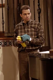 Weil Alan (Jon Cryer) Berta soweit gebracht hat, dass sie kündigt, bleibt ihm nichts anderes übrig, als selbst die Staublappen zu schwingen ... Weil Alan (Jon Cryer) Berta soweit gebracht hat, dass sie kündigt, bleibt ihm nichts anderes übrig, als selbst die Staublappen zu schwingen ...