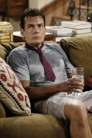 Charlie (Charlie Sheen) soll dafür sorgen, dass Jake, wenn er von seiner Mutter abgeholt wird, sauber angezogen ist. Doch dies scheint nicht so leicht zu sein ... Charlie (Charlie Sheen) soll dafür sorgen, dass Jake, wenn er von seiner Mutter abgeholt wird, sauber angezogen ist. Doch dies scheint nicht so leicht zu sein ...