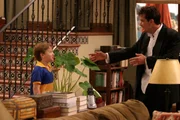 Charlie (Charlie Sheen, r.) begleitet seinen Bruder Alan und seinen Neffen Jake (Angus T. Jones, l.) zu einem Fußballturnier und lernt dort eine sehr attraktive Frau kennen ... Charlie (Charlie Sheen, r.) begleitet seinen Bruder Alan und seinen Neffen Jake (Angus T. Jones, l.) zu einem Fußballturnier und lernt dort eine sehr attraktive Frau kennen ...