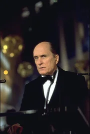 Dr. Griffin Weir (Robert Duvall)