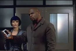 Talia Elsworth (Sarah Wynter, l.); Vincent (Terry Crews, r.)
