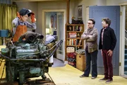 Haben sich Leonard (Johnny Galecki, M.) und Howard (Simon Helberg, r.) etwa ein Eigentor mit ihrem Ablenkungsmanöver für Sheldon (Jim Parsons, l.) geschossen? Haben sich Leonard (Johnny Galecki, M.) und Howard (Simon Helberg, r.) etwa ein Eigentor mit ihrem Ablenkungsmanöver für Sheldon (Jim Parsons, l.) geschossen?