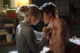 Als Gwen (Emma Stone, l.) Peter (Andrew Garfield, r.) schwer verletzt vorfindet, bleibt dem Jungen keine andere Wahl, als ihr zu gestehen, dass er der gesuchte Spiderman ist, der New York in Atem und ihren Vater zum Narren h&auml;lt. Kann sie ihm verzeihen?