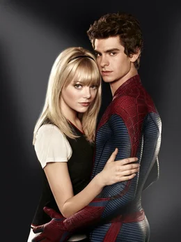 Eigentlich ist Peter Parker (Andrew Garfield, r.) ein ganz normaler Junge mit ganz normalen Problemen und einer h&uuml;bschen Freundin, Gwen (Emma Stone, l.). Doch all das &auml;ndert sich, als ihn in einem Labor eine kleine Spinne anf&auml;llt und in den Nacken bei&szlig;t ...