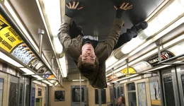 Peter Parker (Andrew Garfield) hat es nicht leicht. In der Schule geh&ouml;rt er zu den Nerds und hat stets mit Mobbing und Sticheleien zu k&auml;mpfen Doch dann wird er von einer mutierten Spinne gebissen und sein Leben ver&auml;ndert sich schlagartig ...