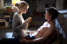 Hals &uuml;ber Kopf verliebt sich Peter Parker (Andrew Garfield, r.) in die liebenswerte Gwen (Emma Stone, l.). nicht ahnend, dass ihr Vater Captain George Stacy vom NYPD ist. Wie soll er ihr schonend klarmachen, dass er der polizeilich gesuchte Spiderman ist?