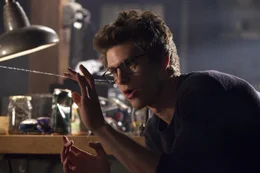 Nach der Ermordung seines Onkels beginnt Peter (Andrew Garfield) seine F&auml;higkeiten auszubauen, um auf Verbrecherjagd gehen zu k&ouml;nnen. So konstruiert er eine Vorrichtung zum Abschie&szlig;en von extrem rei&szlig;festen Spinnenf&auml;den und schneidert sich einen Anzug samt Maske ...