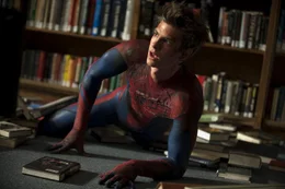 Als Peter (Andrew Garfield) von einer genetisch modifizierten Spinne gebissen wird, entwickelt er &uuml;ber Nacht die F&auml;higkeiten einer Spinne: &uuml;bernat&uuml;rliche Kraft, Beweglichkeit und Instinkt, gepaart mit haftenden H&auml;nden und F&uuml;&szlig;en. Doch die ersten Versuch, all dies einzusetzen, enden kl&auml;glich ...