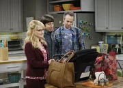 Howard (Simon Helberg) und Stuart (Kevin Sussman) freuen sich f&uuml;r Bernadette (Melissa Rauch), dass sie wieder arbeiten kann.