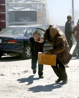 Gemeinsam mit dem Computerexperten Luther Stickell (Ving Rhames, r.) gelingt es Ethan Hunt (Tom Cruise, l.) im letzten Moment, Lindsey zu befreien. Doch der hinterh&auml;ltige Davian hat ihr durch die Nase eine Sprengkapsel direkt im Gehirn implantiert ...