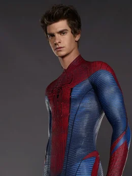 W&auml;hrend der Nachforschungen &uuml;ber den Verbleib seiner Eltern wird der Sch&uuml;ler Peter Parker (Andrew Garfield) von einer Spinne gebissen. Seitdem verf&uuml;gt er &uuml;ber au&szlig;ergew&ouml;hnliche F&auml;higkeiten, die er als "Spiderman" verkleidet der Jagd nach Verbrechern widmet ...