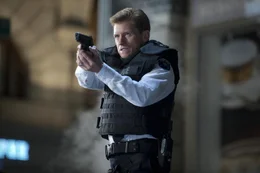 Sieht in Spiderman nur einen Verbrecher, der unerlaubt und maskiert Selbstjustiz &uuml;bt: Gwens Vater Captain George Stacy (Denis Leary) vom NYPD ...