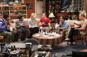 Zusammen beobachten Raj (Kunal Nayyar, l.), Howard (Simon Helberg, 2.v.l.), Leonard (Johnny Galecki, 2.v.r.) und Penny (Kaley Cuoco, r.) argw&ouml;hnisch, wie sich Sheldon (Jim Parsons, 3.v.r.) und seine ehemalige Flamme Dr. Ramona Nowitzki (Riki Lindhome, 3.v.l.) immer n&auml;her kommen ...