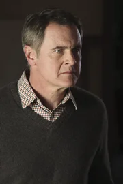 Kann nicht fassen, dass Felicia nach alldem was geschehen ist, eins von seinen H&auml;usern einziehen m&ouml;chte: Paul (Mark Moses) ...