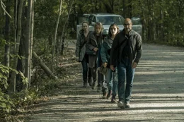 (v.l.n.r.) Kelly Andrews (Miranda Otto); Lynn (Kate Trotter); Jude Andrews (Kyle Breitkopf); Ally Andrews (Kiernan Shipka); Hugh Andrews (Stanley Tucci)