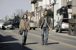 Ally Andrews (Kiernan Shipka, l.); Hugh Andrews (Stanley Tucci, r.)