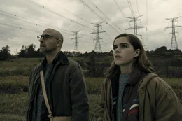 Hugh Andrews (Stanley Tucci, l.); Ally Andrews (Kiernan Shipka, r.)