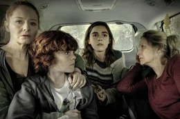 (v.l.n.r.) Kelly Andrews (Miranda Otto); Jude Andrews (Kyle Breitkopf); Ally Andrews (Kiernan Shipka); Lynn (Kate Trotter)