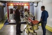 Bei ihren Ermittlungen finden Callen (Chris O'Donnell, r.) und Sam (LL Cool J, l.) heraus, dass Jasmine Garcia, die Gabriel Mir angefahren und entf&uuml;hrt hat, w&auml;hrend ihrer Dolmetschert&auml;tigkeit in Afghanistan auf amerikanische Frauen gesto&szlig;en ist, die als IS-Br&auml;ute bzw. Sklavinnen nach Afghanistan verkauft worden sind. Doch was hat Gabriel Mir (James Sayess, M.) damit zu tun?