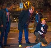 Gemeinsam mit Detective Bell (Jon Michael Hill, l.) und Captain Gregson (Aidan Quinn, M.) versucht Holmes (Jonny Lee Miller, r.), einen Killer zu stoppen. Doch wird es ihnen gelingen, bevor es ein neues Opfer gibt?
