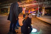 Nachdem ein Copkiller die Stadt unsicher macht, macht sich das Team um Watson (Lucy Liu, r.), Gregson (Aidan Quinn, M.) und Bell (Jon Michael Hill, l.) auf die Suche nach dem Killer, bevor er erneut zuschl&auml;gt ...
