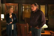 Rückblende: Machen sich Sorgen um ihre Söhne: Margaret (JoBeth Williams, l.) und Alan Eppes (Judd Hirsch, r.) ... Rückblende: Machen sich Sorgen um ihre Söhne: Margaret (JoBeth Williams, l.) und Alan Eppes (Judd Hirsch, r.) ...