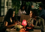 Versuchen sich vom Alltag etwas abzulenken: Charlie (David Krumholtz, r.) und Amita (Navi Rawat, l.) ...
