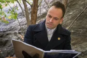 Sherlock (Jonny Lee Miller) hat sich fest vorgenommen, nüchtern zu bleiben ... Sherlock (Jonny Lee Miller) hat sich fest vorgenommen, nüchtern zu bleiben ...